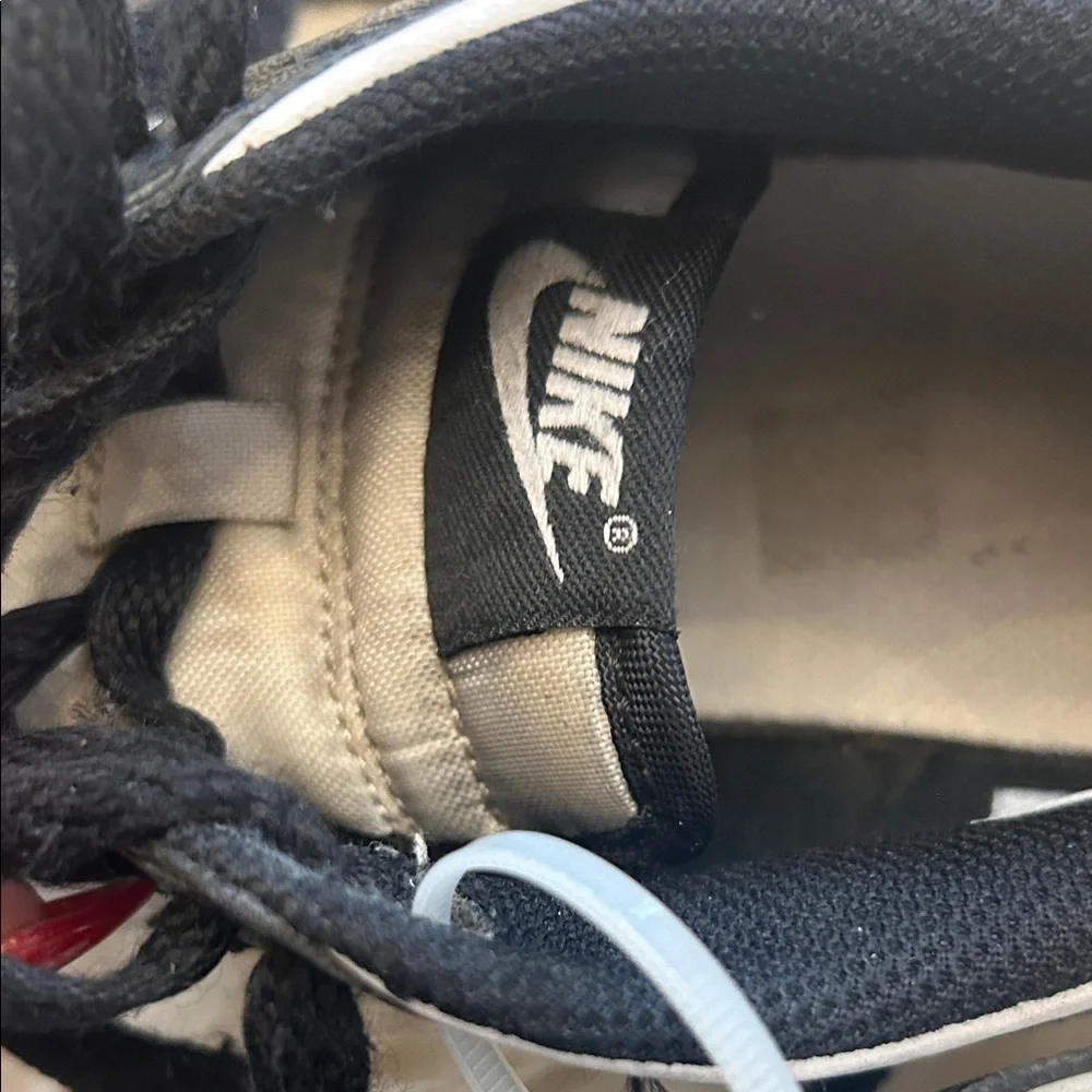 Nike Panda Unisex and White Sneakers 5.5y